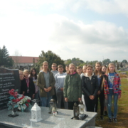 Uczestnicy przemarszu przy grobach rodzin sybirackich