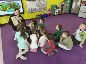 Zdjęcie do artykułu Dzień Dinozaura w przedszkolu - dzień pełen wrażeń!