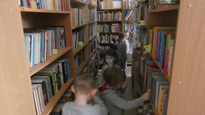 Wizyta przedszkolaków w bibliotece szkolnej