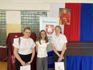 Zdjęcie do artykułu Udział naszych uczniów w IX edycji Konkursu Recytatorsko-Muzycznego poświęconego pamięci  Błogosławionego Księdza Jerzego Popiełuszki.