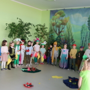 Przedstawienie teatralne w wykonaniu dzieci (12)
