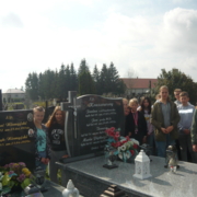 Uczestnicy przemarszu przy grobach Sybiraków