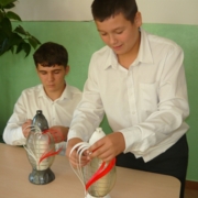 Przygotowywanie ZNICZA PAMIĘCI do postawienia na grobach