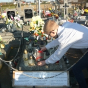 Zapalenie znicza na grobie bezimiennego żołnierza z września 1939 r.