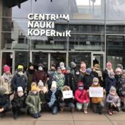 Przed budynkiem Centrum Nauki Kopernik w Warszawie